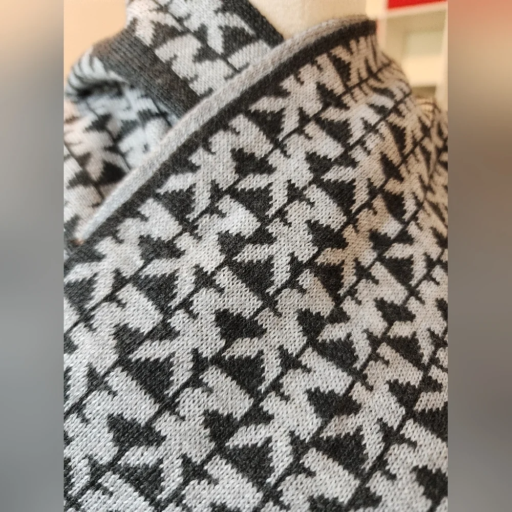 EUC Michael Kors Infinity‎ Scarf